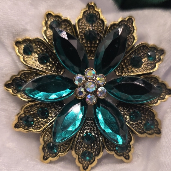 Striking Emerald Green Floral Brooch - Picture 2 of 5